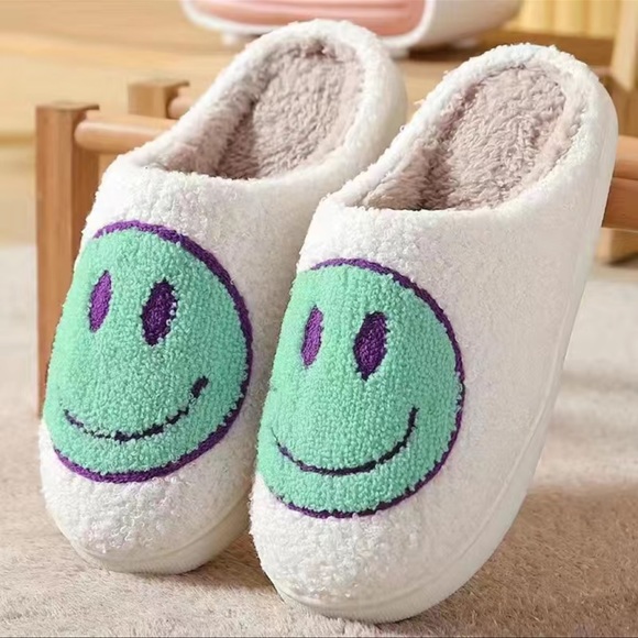 Shoes - Women’s kawaii smilie face design slippers